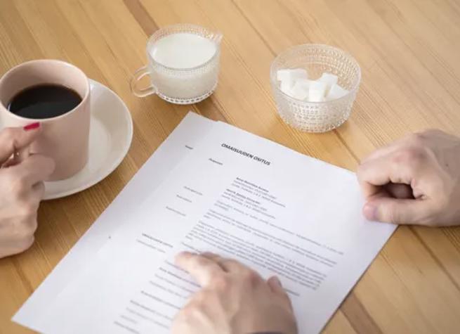 dokument, kaffe og sukkerbiter